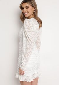 Born2be - Biała Sukienka Mini z Tkaniny Plumeti z Marszczeniem Werenia. Kolor: biały. Materiał: tkanina. Długość: mini #6