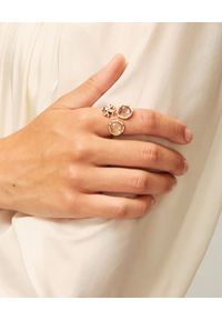 Tory Burch - TORY BURCH - Rozszerzany pierścionek Roxanne. Materiał: złote, pozłacane, z mosiądzu. Wzór: aplikacja #4