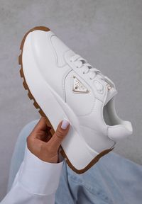 Renee - Białe Sneakersy Vices na Platformie Ozdobione Metaliczną Aplikacją Nelviera. Okazja: na co dzień. Kolor: biały. Materiał: jeans. Wzór: aplikacja. Obcas: na platformie