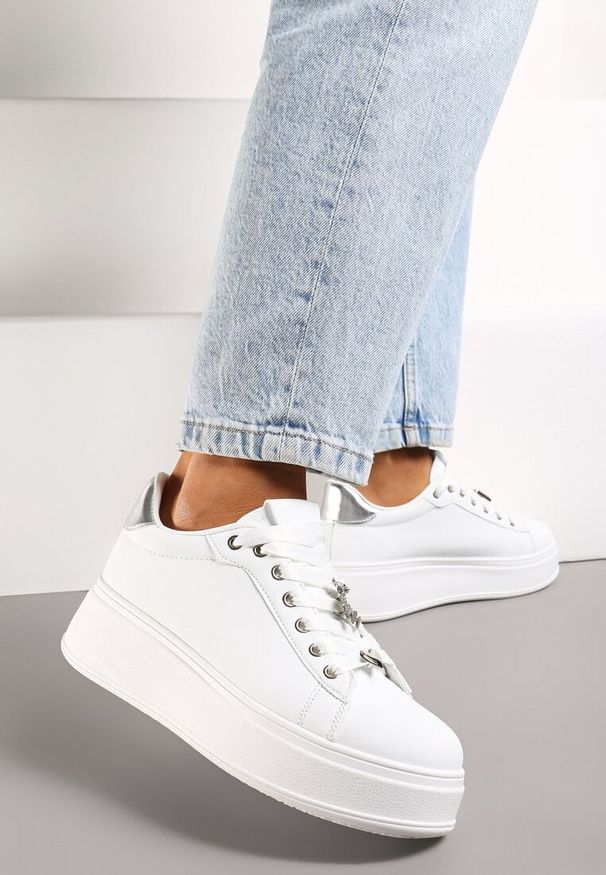 Renee - Biało-Srebrne Sneakersy na Platformie z Metalowymi Zawieszkami i Cyrkoniami Nioko. Wysokość cholewki: przed kostkę. Kolor: biały. Wzór: aplikacja. Obcas: na platformie