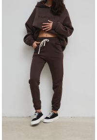 Marsala - Spodnie dresowe typu jogger w kolorze CHOCOLATE - DRIPS. Stan: podwyższony. Materiał: dresówka. Styl: elegancki