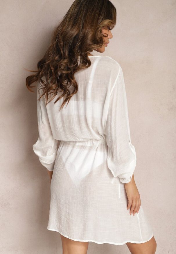 Renee - Biała Narzutka w Plażowym Stylu Wiązana na Sznurek z Chwostem Junivatta. Okazja: na plażę. Kolor: biały. Materiał: koronka. Wzór: koronka, aplikacja. Sezon: lato. Styl: boho