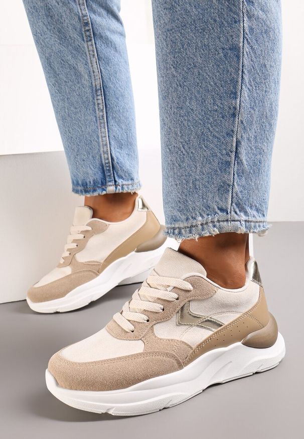 Renee - Ciemnobeżowe Sneakersy na Grubej Podeszwie z Ozdobnymi Wstawkami Alechan. Nosek buta: okrągły. Zapięcie: sznurówki. Kolor: beżowy. Materiał: materiał, nubuk, syntetyk. Obcas: na obcasie. Wysokość obcasa: niski