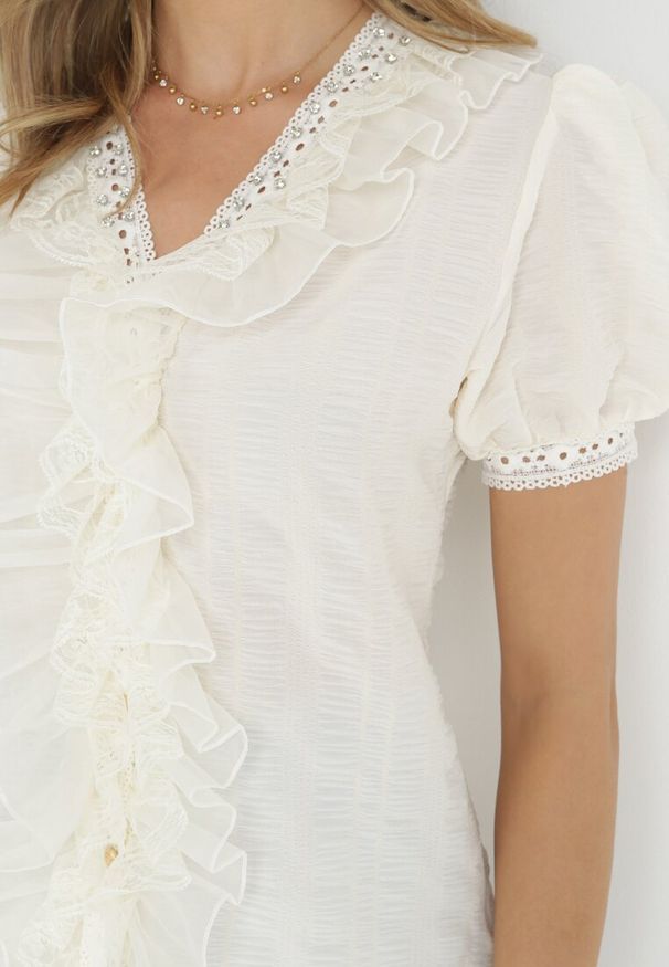 Born2be - Jasnobeżowa Bluzka z Falbanką i Cyrkoniami Fils. Kolor: beżowy. Długość: krótkie. Wzór: aplikacja