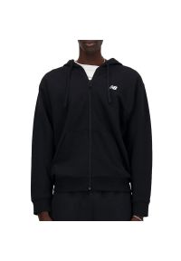 Bluza New Balance MJ41501BK - czarna. Typ kołnierza: kaptur. Kolor: czarny. Materiał: bawełna, dresówka, poliester, prążkowany. Wzór: napisy. Styl: klasyczny #1