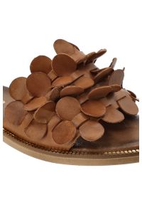 Brązowe Klapki Armodo Stylowe Obuwie Damskie. Kolor: brązowy. Materiał: skóra. Wzór: aplikacja, kwiaty. Sezon: lato. Obcas: na płaskiej podeszwie. Styl: elegancki #7