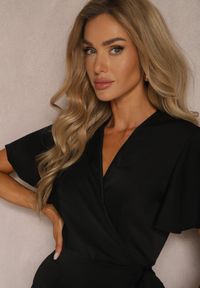 Renee - Czarna Kopertowa Sukienka z Ozdobną Falbanką Tinanis. Okazja: na co dzień. Kolor: czarny. Długość rękawa: krótki rękaw. Typ sukienki: kopertowe. Styl: casual #5