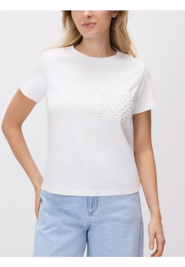 Reserved - T-shirt z kieszonką - złamana biel. Materiał: dzianina, bawełna
