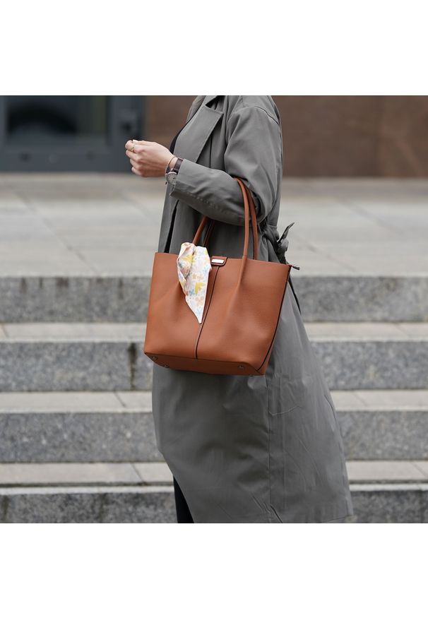Shopperka z ozdobną wstążką Solier FL35 brązowa. Kolor: brązowy. Sezon: lato. Materiał: skórzane. Styl: klasyczny, elegancki, casual. Rodzaj torebki: na ramię