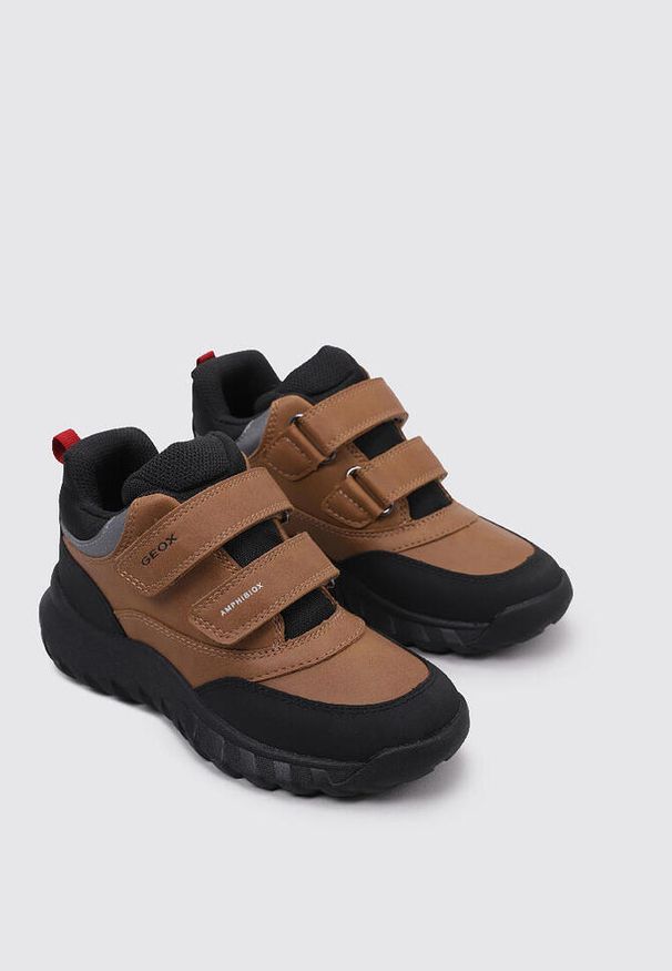 Geox - Buty GEOX J SIMBYOS BOY B ABX Brązowy. Kolor: brązowy. Materiał: syntetyk, tkanina. Sport: turystyka piesza