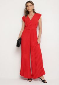 Born2be - Czerwony Kombinezon o Kopertowym Kroju z Plisami i Paskiem w Talii Salivania. Okazja: na ślub cywilny, na imprezę, na wesele, na studniówkę. Kolor: czerwony. Styl: klasyczny, elegancki #2
