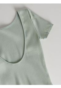 Reserved - Prążkowany t-shirt z wycięciem na plecach - jasnozielony. Kolor: zielony. Materiał: prążkowany