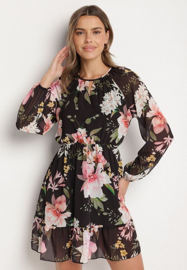 Born2be - Czarna Sukienka o Rozkloszowanym Kroju w Kwiaty Zeramera. Okazja: na co dzień. Kolor: czarny. Materiał: wiskoza. Długość rękawa: długi rękaw. Wzór: kwiaty. Typ sukienki: rozkloszowane. Styl: casual
