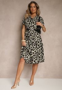 Renee - Beżowo-Czarna Koszulowa Sukienka z Bawełny w Panterkowy Print Iffiera. Okazja: na co dzień. Typ kołnierza: dekolt w kształcie V. Kolor: beżowy. Materiał: bawełna. Długość rękawa: krótki rękaw. Wzór: nadruk. Typ sukienki: koszulowe. Styl: klasyczny, casual