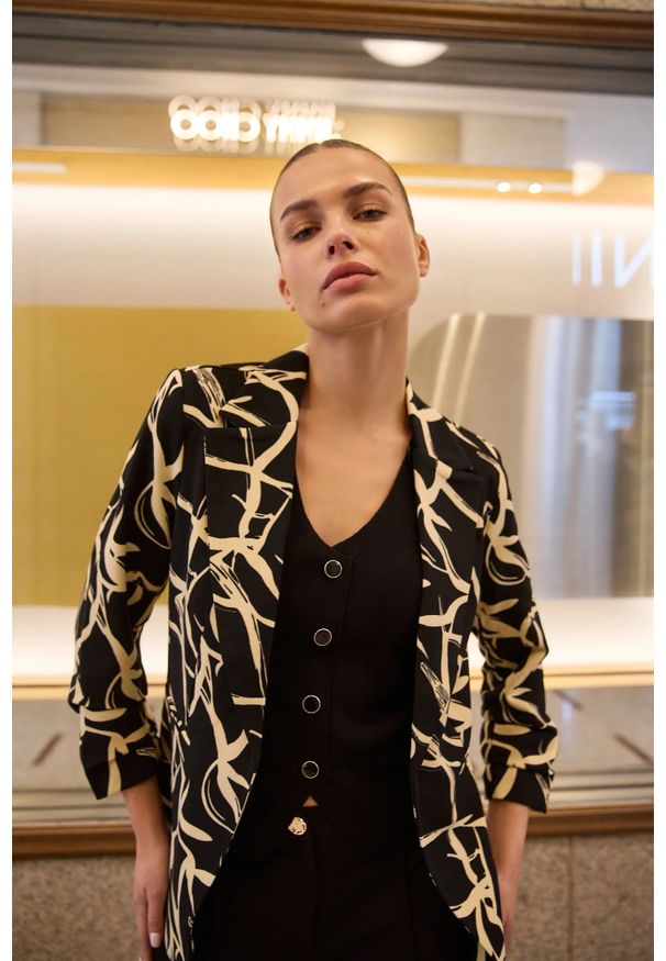 MOODO - Marynarka z marszczonymi rękawami 3/4 czarna. Kolor: czarny. Materiał: poliester, elastan