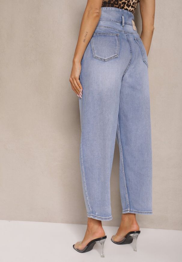 Renee - Niebieskie Jeansy Mom Fit High Waist Zapinane na Guziki Zeloiti. Stan: podwyższony. Kolor: niebieski. Styl: klasyczny, elegancki