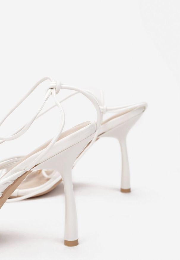 Renee - Białe Sandały Evobe. Kolor: biały. Wzór: aplikacja. Styl: elegancki