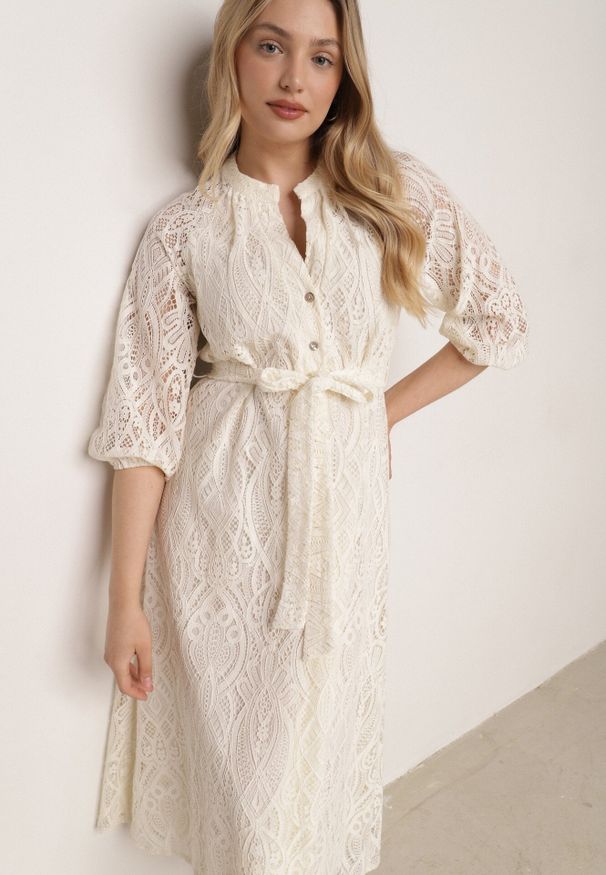 Born2be - Beżowa Koronkowa Sukienka Koszulowa o Rozkloszowanym Dole z Paskiem w Talii Nesssea. Okazja: na co dzień, do pracy. Kolor: beżowy. Materiał: koronka. Typ sukienki: koszulowe. Styl: casual, elegancki