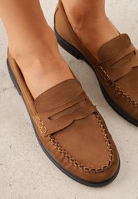 Renee - Brązowe Mokasyny VICES z Wkładką ze Skóry Naturalnej i Przeszyciami Astanie. Okazja: na co dzień. Kolor: brązowy. Materiał: skóra. Szerokość cholewki: normalna. Styl: casual, klasyczny, elegancki #9