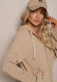 Renee - Ciemnobeżowy Komplet Dresowy z Domieszką Bawełny Pikowana Bluza z Kapturem i Joggery Evathira. Kolor: beżowy. Materiał: dresówka, bawełna. Sport: turystyka piesza #5