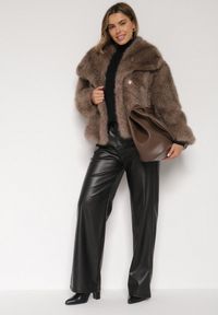 Born2be - Jasnobrązowa Futrzana Kurtka z Cieniowanym Wzorem Monizavia. Okazja: na co dzień. Kolor: brązowy. Materiał: futro. Styl: klasyczny, casual #4