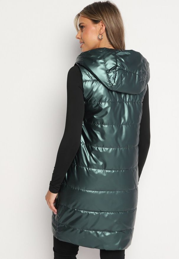 Born2be - Ciemnozielona Pikowana Długa Kamizelka z Kapturem Ozdobiona Naszywką Mevaya. Okazja: na co dzień. Typ kołnierza: kaptur. Kolor: zielony. Materiał: jeans. Długość: długie. Wzór: aplikacja. Styl: casual