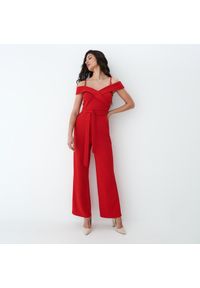 Mohito - Czerwony kombinezon z odkrytymi ramionami - Czerwony. Kolor: czerwony. Typ sukienki: z odkrytymi ramionami #1