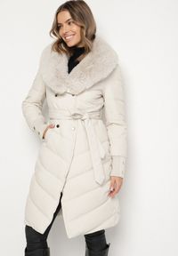 Born2be - Biała Elegancka Kurtka z Pikowanymi Przeszyciami i Futrzanym Kołnierzem Gallea. Okazja: na spacer, na co dzień. Kolor: biały. Materiał: futro. Sezon: zima. Styl: elegancki #1