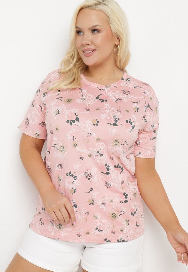 Born2be - Różowy T-shirt Koszulka z Krótkim Rękawem w Kwiaty Nleessa. Okazja: na co dzień. Kolekcja: plus size. Kolor: różowy. Materiał: jeans. Długość rękawa: krótki rękaw. Długość: krótkie. Wzór: kwiaty. Styl: elegancki, casual