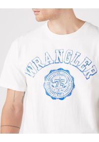 Wrangler - WRANGLER COLLEGIATE TEE MĘSKI T-SHIRT KOSZULKA LOGO NADRUK OFF WHITE W7E0EJ737. Wzór: nadruk