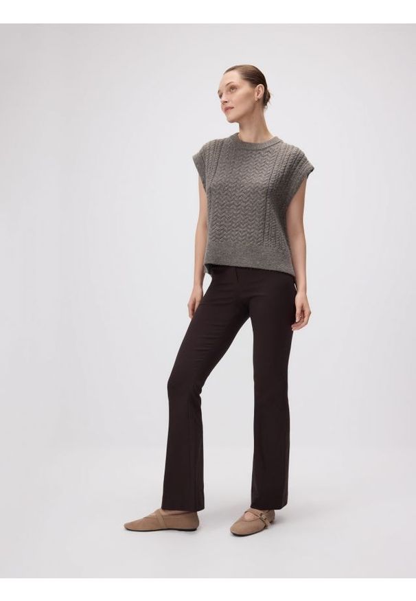 Reserved - Spodnie flare z wiskozą - ciemnobrązowy. Kolor: brązowy. Materiał: wiskoza