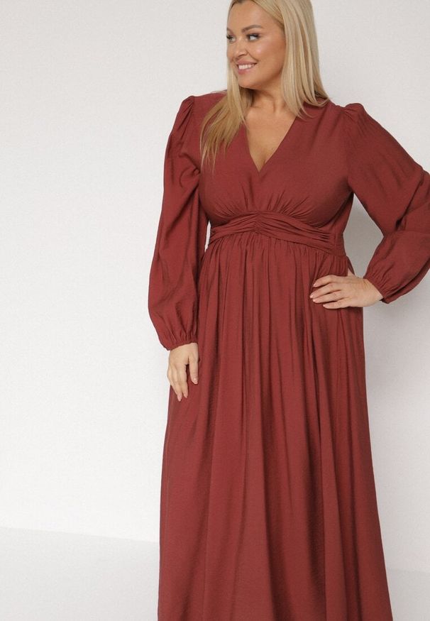 Born2be - Jasnobrązowa Rozkloszowana Sukienka z Marszczeniem i Gumką w Pasie Fedorna. Okazja: na co dzień. Kolekcja: plus size. Kolor: brązowy. Typ sukienki: dla puszystych. Styl: casual, elegancki