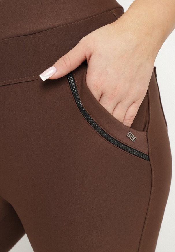 Born2be - Brązowe Spodnie o Dopasowanym Kroju z Gumką w Talii Stellivae. Okazja: na co dzień, na spotkanie biznesowe. Kolekcja: plus size. Kolor: brązowy. Styl: biznesowy, casual