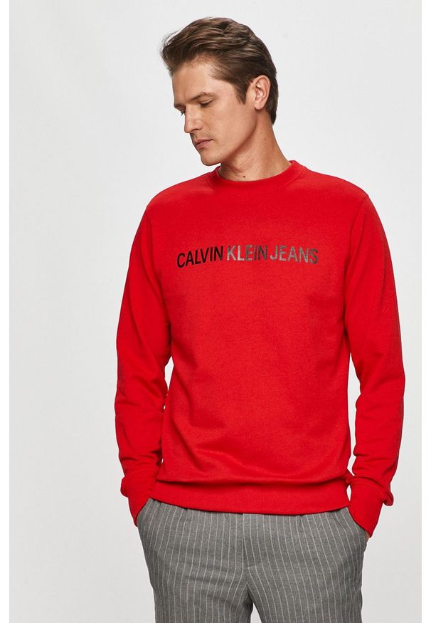Calvin Klein Jeans - Bluza bawełniana. Okazja: na co dzień. Typ kołnierza: bez kaptura. Kolor: czerwony. Materiał: bawełna. Wzór: nadruk. Styl: casual