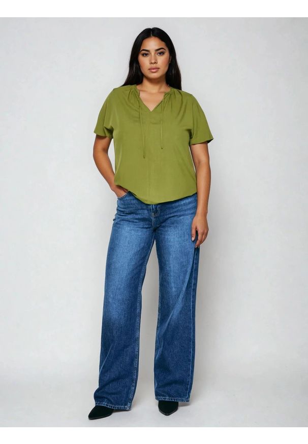 Big-Star - Bluzka damska z wiskozy z ozdobnym wiązaniem przy dekolcie zielona Kortini 303. Okazja: na co dzień. Typ kołnierza: dekolt w kształcie V. Kolor: zielony. Materiał: wiskoza. Długość rękawa: krótki rękaw. Długość: krótkie. Styl: casual, elegancki
