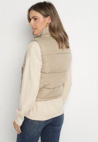 Born2be - Ciemnobeżowa Pikowana Kamizelka z Ozdobną Podszewką Olianela. Okazja: na co dzień, na spacer. Kolor: beżowy. Materiał: jeans. Wzór: aplikacja. Styl: casual, elegancki #7