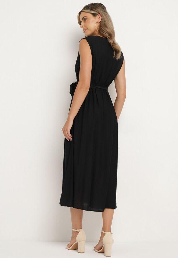 Born2be - Czarna Rozkloszowana Sukienka z Wiskozą Kopertowym Dekoltem i Materiałowym Paskiem w Talii Jenvia. Okazja: na spacer. Typ kołnierza: dekolt kopertowy. Kolor: czarny. Materiał: wiskoza, materiał. Sezon: lato. Typ sukienki: kopertowe. Styl: klasyczny