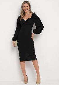 Born2be - Czarna Sukienka Midi z Kopertową Górą i Bufiastymi Rękawami Ozdobiona Marszczeniami Azurma. Okazja: na co dzień. Kolor: czarny. Wzór: aplikacja. Typ sukienki: kopertowe. Styl: casual. Długość: midi #5