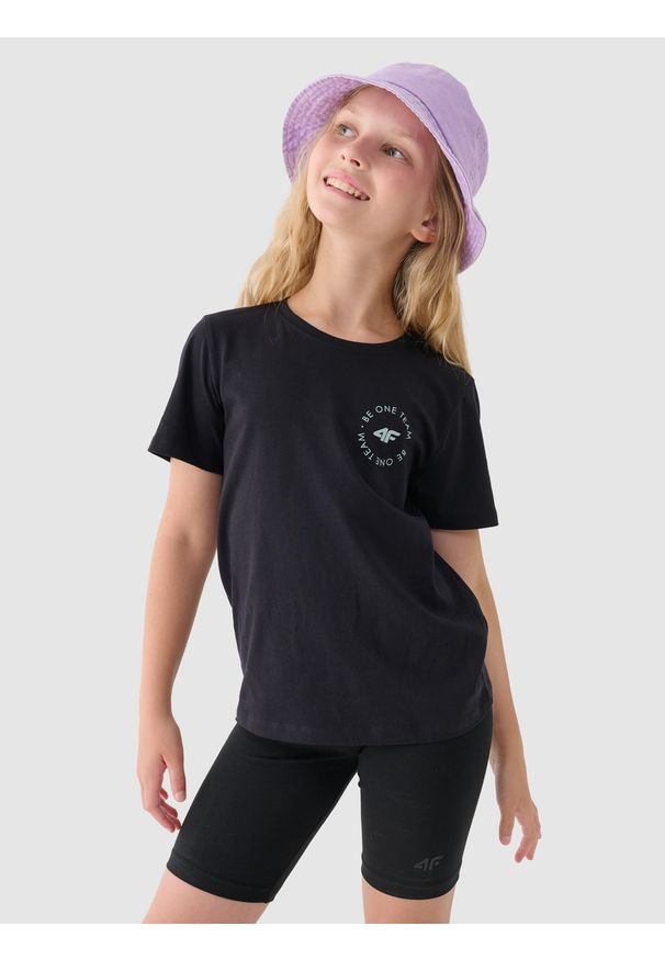 4f - 4F T-shirt z nadrukiem dziewczęcy - czarny 158 (12-13 lat). Okazja: na co dzień. Kolor: czarny. Materiał: bawełna, jersey, dzianina. Długość rękawa: krótki rękaw. Długość: krótkie. Wzór: nadruk. Sezon: lato. Styl: sportowy, klasyczny, casual