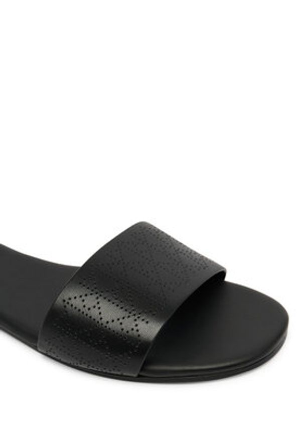 Calvin Klein Klapki Org Flat Sndl One Bar Lth Aop HW0HW02857 Czarny. Kolor: czarny. Materiał: skóra