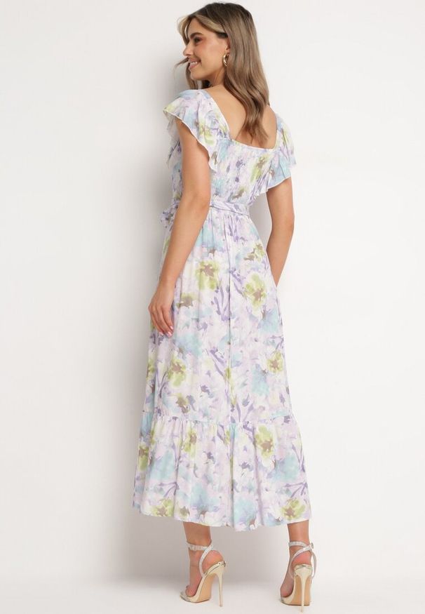 Born2be - Jasnofioletowa Wiskozowa Sukienka w Kwiaty na Ramiączkach z Falbanką i Materiałowym Paskiem Moemia. Okazja: na ślub cywilny, na co dzień, na imprezę, na wesele. Typ kołnierza: kołnierz z falbankami, dekolt kwadratowy. Kolor: fioletowy. Materiał: materiał, wiskoza. Długość rękawa: na ramiączkach. Wzór: kwiaty. Styl: casual, elegancki