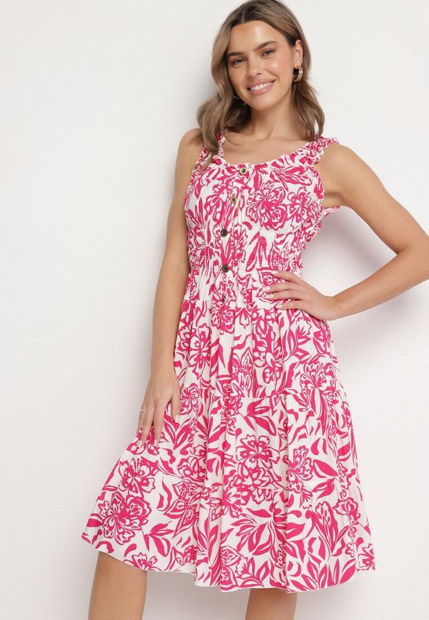 Born2be - Ciemnoróżowa Bawełniana Sukienka Rozkloszowana Ozdobiona Guzikami Lisavena. Okazja: na co dzień. Kolor: różowy. Materiał: bawełna. Wzór: aplikacja. Typ sukienki: rozkloszowane. Styl: casual, elegancki