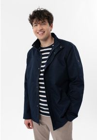 Volcano - Granatowa kurtka męska J-ARNS. Okazja: na co dzień. Typ kołnierza: kołnierzyk stójkowy. Kolor: niebieski. Materiał: dzianina, materiał. Długość: długie. Wzór: gładki. Styl: casual, klasyczny #1