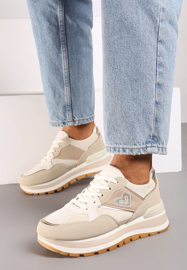 Renee - Beżowe Sneakersy na Platformie z Metalicznym Wykończeniem i Sercem Veriscas. Okazja: na co dzień. Zapięcie: sznurówki. Kolor: beżowy. Materiał: jeans. Wzór: aplikacja. Obcas: na platformie