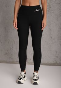 Renee - Czarne Prążkowane Legginsy High Waist z Haftowanym Napisem z Boku Eunedeia. Okazja: na co dzień. Stan: podwyższony. Kolor: czarny. Materiał: prążkowany. Długość: krótkie. Wzór: napisy, haft. Styl: elegancki, casual #1