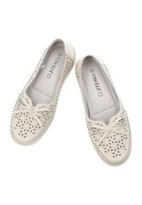 Półbuty damskie Vinceza, cholewka ze skóry naturalnej licowej z ażurową perforacją wsuwany fason z ozdobną kokardą, beżowe, 95390. Kolor: beżowy. Materiał: skóra. Szerokość cholewki: normalna. Wzór: ażurowy #5