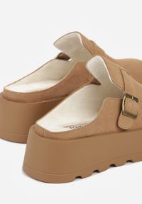 Renee - Beżowe Śniegowce na Grubej Podeszwie z Niską Cholewką i Ozdobną Klamerką Vetibela. Wysokość cholewki: przed kostkę. Nosek buta: okrągły. Kolor: beżowy. Materiał: zamsz, futro. Szerokość cholewki: normalna. Sezon: zima. Obcas: na koturnie. Wysokość obcasa: średni #7