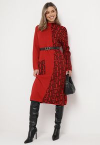 Born2be - Czerwona Sweterkowa Sukienka Midi z Asymetrycznym Wzorem i Kieszenią Chantila. Kolor: czerwony. Długość rękawa: długi rękaw. Wzór: aplikacja. Typ sukienki: asymetryczne. Długość: midi #2