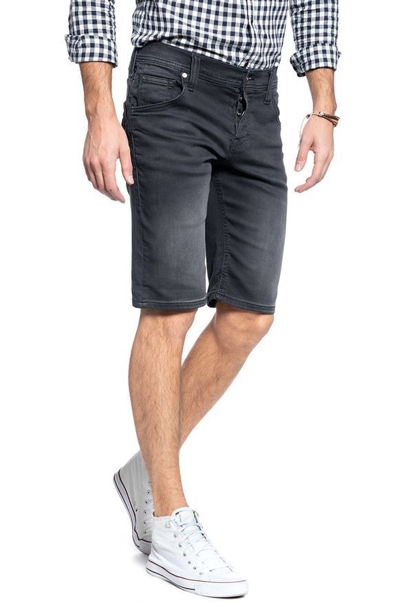 Mustang - SPODENKI JEANSOWE MĘSKIE MUSTANG Chicago Short 1010193 4000 881. Materiał: jeans