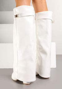 Born2be - Białe Kozaki z Szeroką Cholewką i Szpiczastym Noskiem Jazmynn. Okazja: na co dzień. Wysokość cholewki: przed kolano. Nosek buta: szpiczasty. Kolor: biały. Szerokość cholewki: szeroka. Styl: wizytowy, klasyczny, casual, elegancki #6
